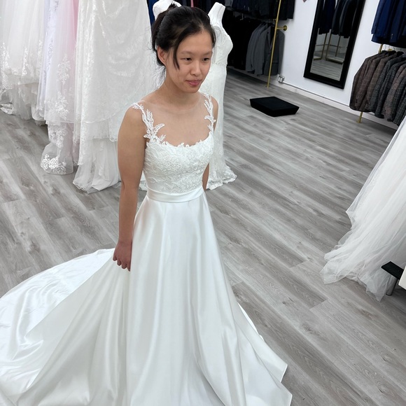 Elegant White Lace Wedding Dress